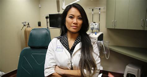 Dr Pimple Popper Sandra Lee Treats A Man With Extra Nose