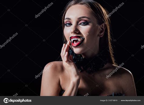 Chica Vampiro Asustadiza Desnuda Mostrando Colmillos Aislados Negro fotografía de stock
