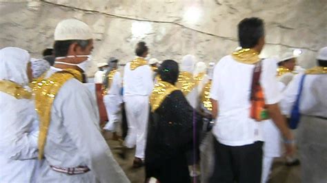 Adapun menurut tiga imam mazhab, waktu wukuf mulai saat terbenamnya matahari pada hari arafah. wukuf di arafah th 2012.AVI - YouTube