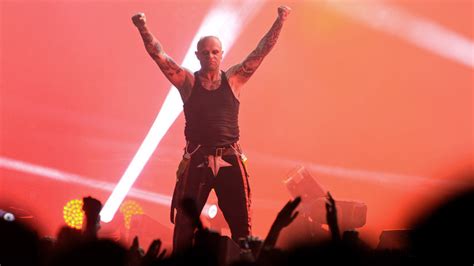 Nei live trasmetteva un'energia straordinaria, accompagnata da curiosi tagli di. Muere Keith Flint, cantante de The Prodigy. - Infojinaga