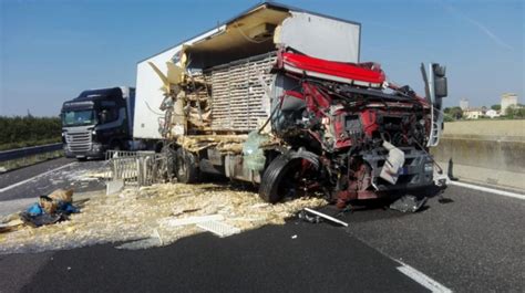 4 foto 10 aprile 2019 19:48. Gravissimo incidente sull'A1: impatto tra due mezzi ...