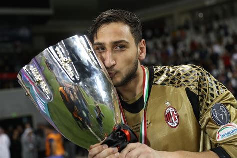 Born 25 february 1999) is an italian professional footballer who plays as a goalkeeper for serie a club milan also as. Gianluigi Donnarumma offre la Super Coupe d'Italie à l'AC ...