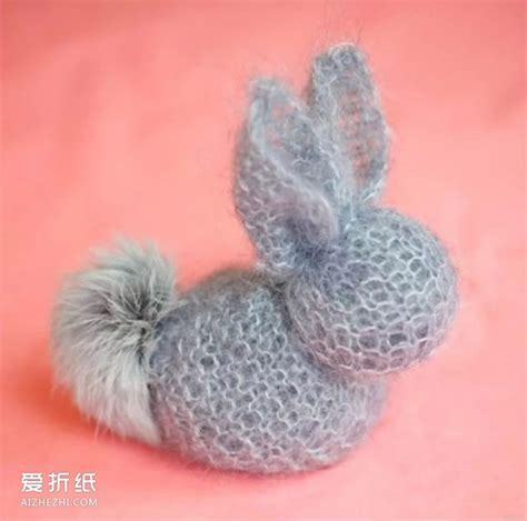 You will learn how to make a bunny from a knitted square. 不织布兔子玩偶怎么做 简单手工制作小兔子_爱折纸网