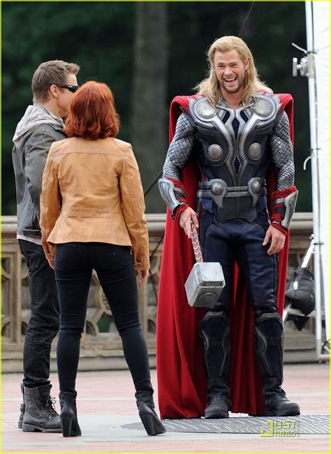 Scarlett Johansson And Chris Hemsworth Avengers In Nyc Photo 2576111