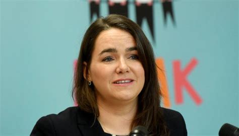 Az mti tudósítása szerint novák katalin azt mondta, hogy ez egy 50 millió forintos ingatlan esetében 2 millió forint megtakarítást jelent. Novák Katalin: a kormány feladata az, hogy senkinek ne ...