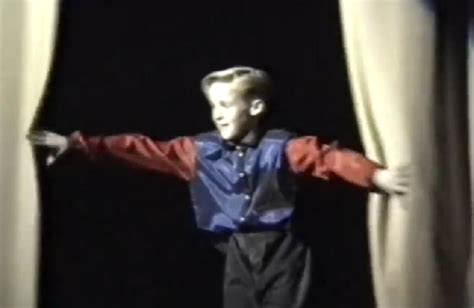 Video Adorable Ryan Gosling Shows Off Dance Moves With Sister Mandi In