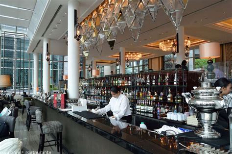 „noi am hotărât să o luăm pe… The Landing Point- lobby lounge at The Fullerton Bay Hotel ...