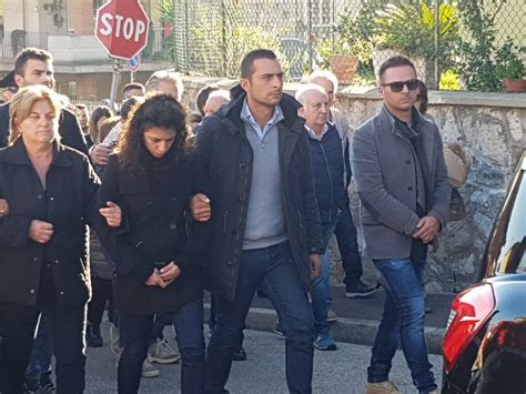 Folla Al Funerale Di Emanuele Reali Il Carabiniere Morto A Caserta