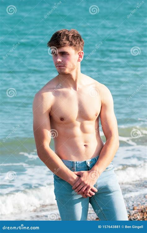 Senza Camicia Sulla Spiaggia Immagine Stock Immagine Di Spiaggia Muscolare