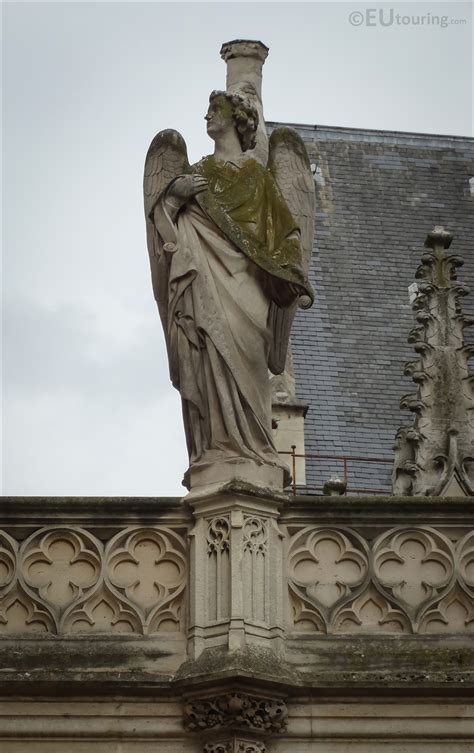 The Angel statue on Eglise Saint Germain l'Auxerrois - Page 768