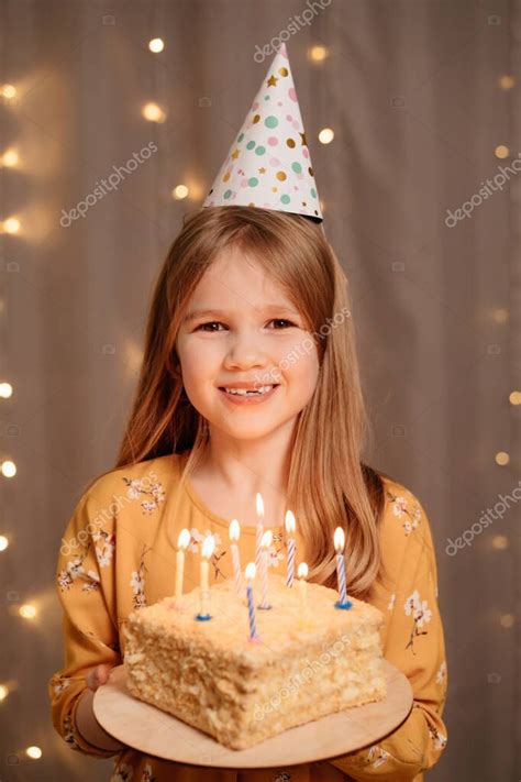 Chica Feliz Con Pastel De Cumpleaños Tradición Para Pedir Deseos Y
