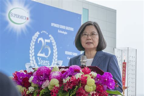 最好自救。 如果這話說不出口，就是對民眾不負責任。 比如趙少康、沈富雄都是打莫德納疫苗，總要告訴他們什麼時候會過期？ 不然趙少康、沈富雄恐會坐到總統府抗議，否則怎麼辦？ 因為打不到第二劑。 郭台銘說中國人不打中國人 蔡英文：這些話適合講給中國聽 | 民報 Taiwan People News