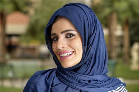Arabisches Mädchen Der Sinnlichen Schönheit Mit Hijab Stockbild Bild Von Leute Emiräte 24939521