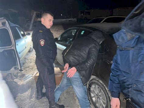 Сотрудники полиции задержали торговца поддельными сигаретами в Свердловской области ФОТО