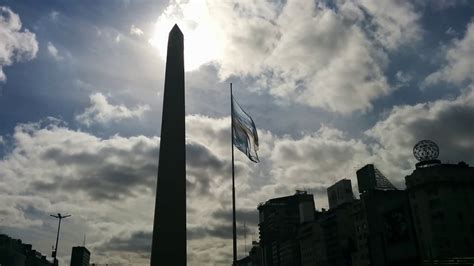 Obelisco De Buenos Aires Con La Bandera Argentina Flameando Youtube