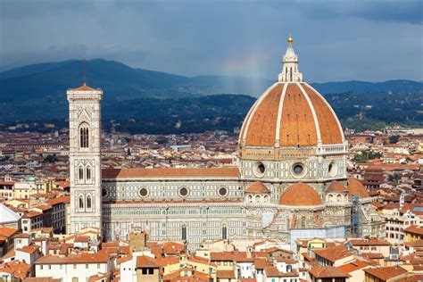 Sapevi che sopra l'antica cattedrale di firenze, santa reparata, le autorità del tempo avevano deciso di costruire un nuovo tempio? Florencia - Il Duomo - Cattedrale di Santa Maria del Fiore