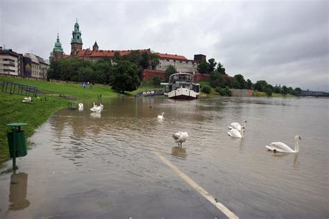 Lubuscy strażacy mają pełne ręce roboty. Sytuacja powodziowa w Polsce. Czy Polsce grozi powódź?