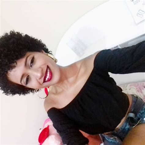 If you're thinking about getting your hair cut into this variation of a crop, check out the many women find themselves too afraid to actually go through with the big chop. cabelo, crespo, cachos, pixie, cacheado, cacheadas, negras ...