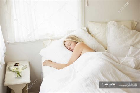 Woman Sleeping In A Bed — Weekend Lie In Solitude Stock Photo