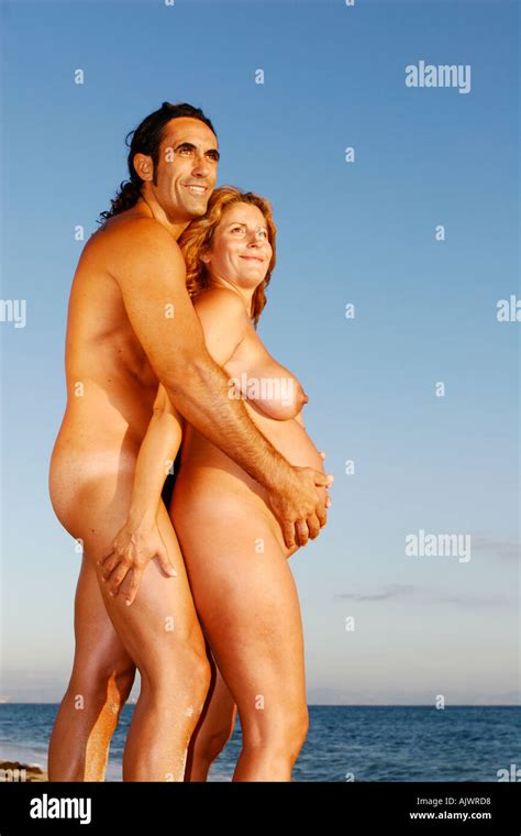 Nackte Schwangere Paar Am Strand Umarmt Stockfotografie Alamy