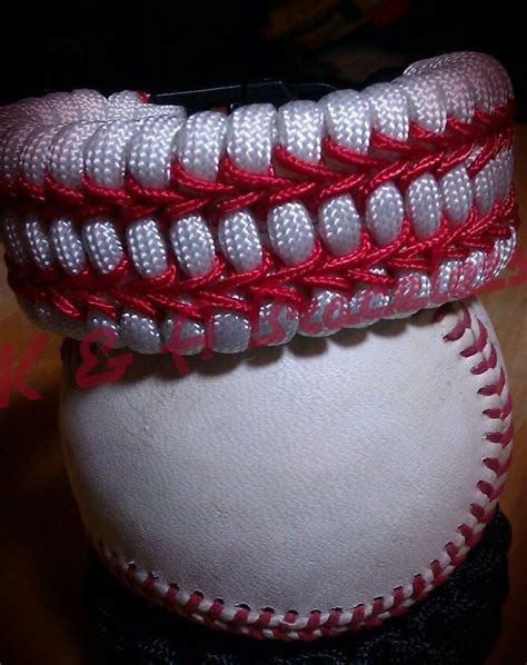 The tracer is a piece of micro paracord weaved in with the outside piece of paracord. http://www.paracordist.com Love the baseball design ...