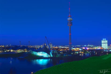 Er gehört zu münchen wie die berge zu bayern und ist auch fast 50 jahre nach den olympischen spielen noch. Olympiapark München bei Nacht Foto & Bild | architektur ...