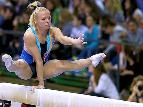 L'esibizione perfetta al corpo libero vale 10! Campionato di Ginnastica artistica maschile e femminile ...