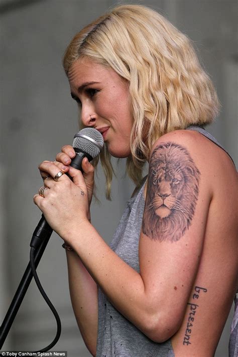 Rumer Willis Flashes A Glimpse Of Side Boob During Rock Performance Daily Mail Online