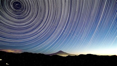 4k Ultra Hd 富士山と星の軌跡 Timelapse Startrails Above Mtfuji