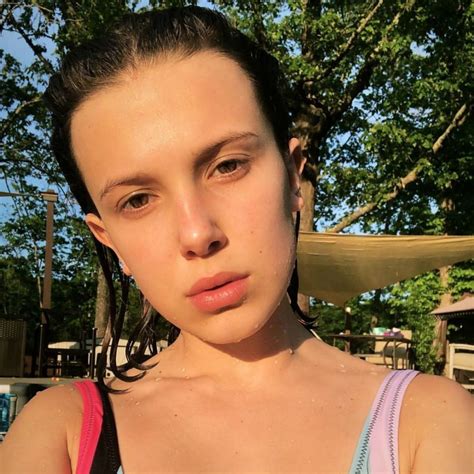 Celebrity makeup artist namrata soni, featuring in this video, swears by this particular makeup product and shows you the right tricks to do eye makeup. Η Millie Bobby Brown άλλαξε hair look και μοιάζει με star ...