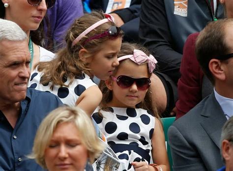 RANDOM THOUGHTS OF A LURKER: Roger Federer's twin girls love watching