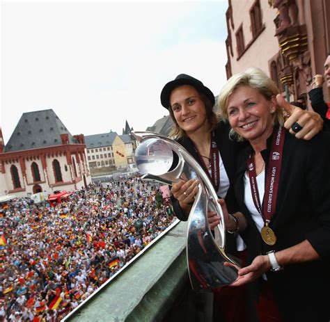 Dfb Spielführerin Nadine Angerer Ist Europas Fußballerin Des Jahres Welt