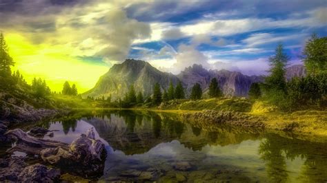 Зеленый луч, проходящий через озера Доломитовых Альп, деревья, Альпы ...