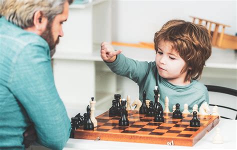 Padre Con Hijo Jugando Ajedrez En Casa De Vuelta A La Escuela Padre