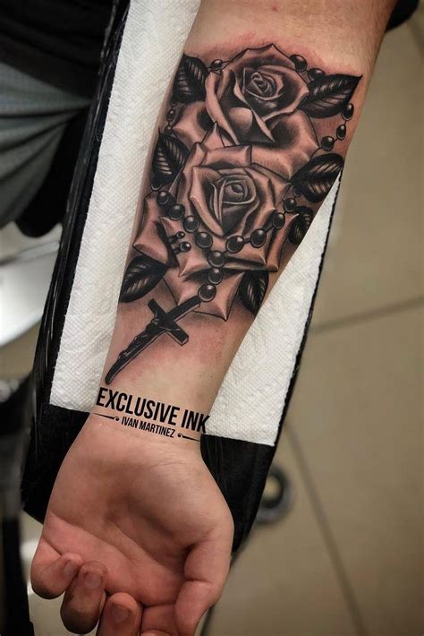 Dwelling upon inner arm tattoos, first of all, it is necessary to tell that softness of the skin in that particular area absolutely does not serve the aim of making the whole process of tattooing less painful. 42+ Amazing Must Have Rose Tattoos ! This Year Design ...