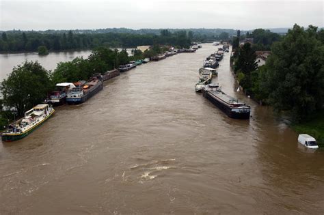 Paris Flood The Seine Floods Paris Pictures Cbs News
