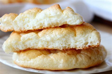 The cloud breads are high in protein while also being low in carbs. Pão nuvem é o substituto do pão