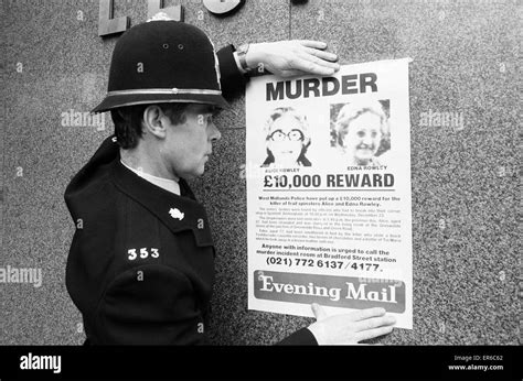 Un Agente De Policía Visto Poniendo Un Cartel Solicitando Información En El Alice Y Edna Rowley