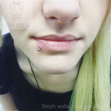 Side Labret Piercing Ideias Para Piercings Piercings Faciais Piercings Corporais