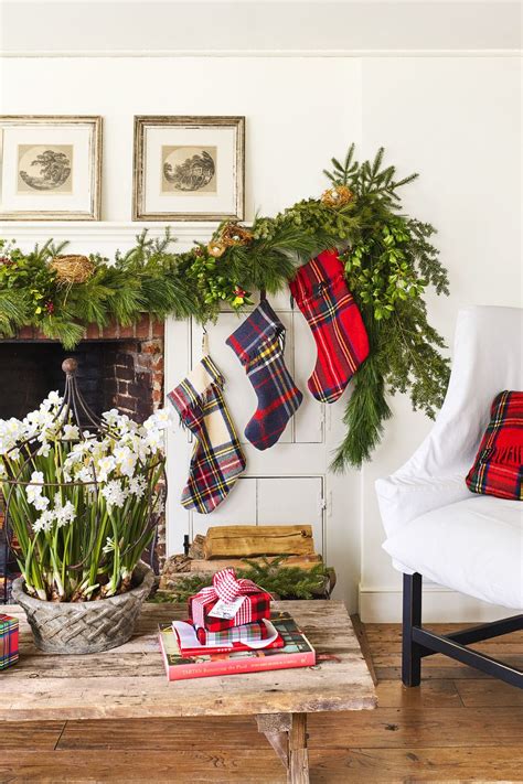It is necessary to make the living room cozy, so all members of the family get pleasure from gathering. 32 Christmas Living Room Decor Ideas We Can't Get Enough ...