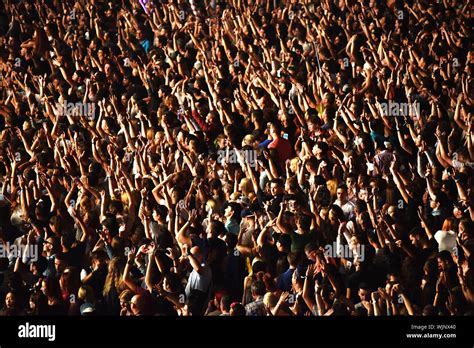 Crowd Cheering Hi Res Stock Photography And Images Alamy