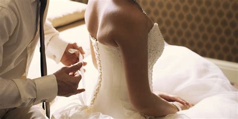 How To Choose What To Wear On Your First Wedding Night Weddingstats
