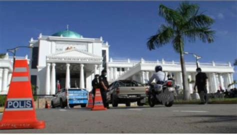 Mahkamah tinggi di kota kinabalu menolak permohonan 33 adun dari negeri itu untuk mendapatkan kebenaran semakan kehakiman terhadap keputusan yang dipertua negeri membubarkan dun pada 30 julai lepas. Sabah dijangka jadi tumpuan hari ini | Harian Metro