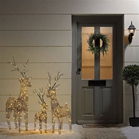 30 Creative Ways To Decor Your Door For Christmas Flawssy