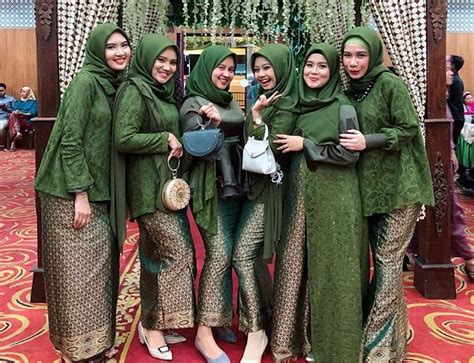 Definisi warna maroon beauty journal sumber : 100+ Model Gamis Batik Kombinasi Brokat Terbaru 2019 ...
