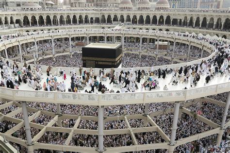 Setiap jamaah haji dan umroh akan di kuburkan di pemakaman ini.pemakaman ini di sebut dengan pemakaman baqi'.di pemakaman ini di kuburkan istri istri dan sahabat nabi muhammad saw.para ulama dan orang orang tata cara mengubur jenazah sesuai sunnah. 6 Cara Persiapkan Kesehatan Sebelum Umroh - Umroh.com