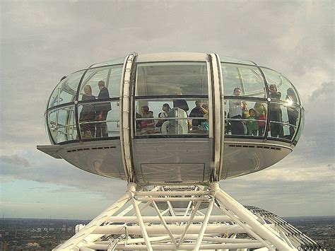 Atop London Eye Each Car Hold Approximately 30 People It Takes 30