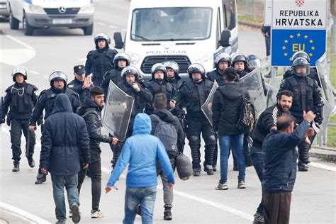 migrants clash with bosnia police at croatia border crossing