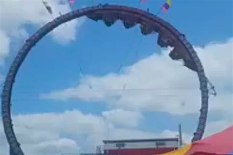 Omg Rollercoaster In Wisconsin Leaves Riders Stuck Upside Down For