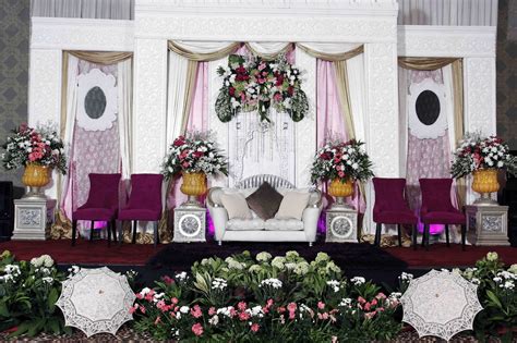 Yang tidak kalah penting adalah dekorasi pelaminan yang disesuaikan dengan tema sehingga jika anda menginginkan dekorasi pelaminan jawa, atau pelaminan padang yang indah modern, baik di rumah maupn gedung. Gallery Primera: DEKORASI PELAMINAN I PRIMERA WEDDING I ...